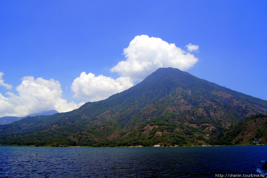 На озере Атитлан Сан-Педро-ла-Лагуна, Гватемала