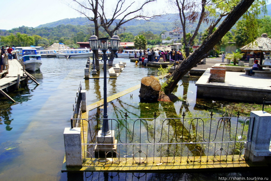 Пристань затопило Сан-Педро-ла-Лагуна, Гватемала