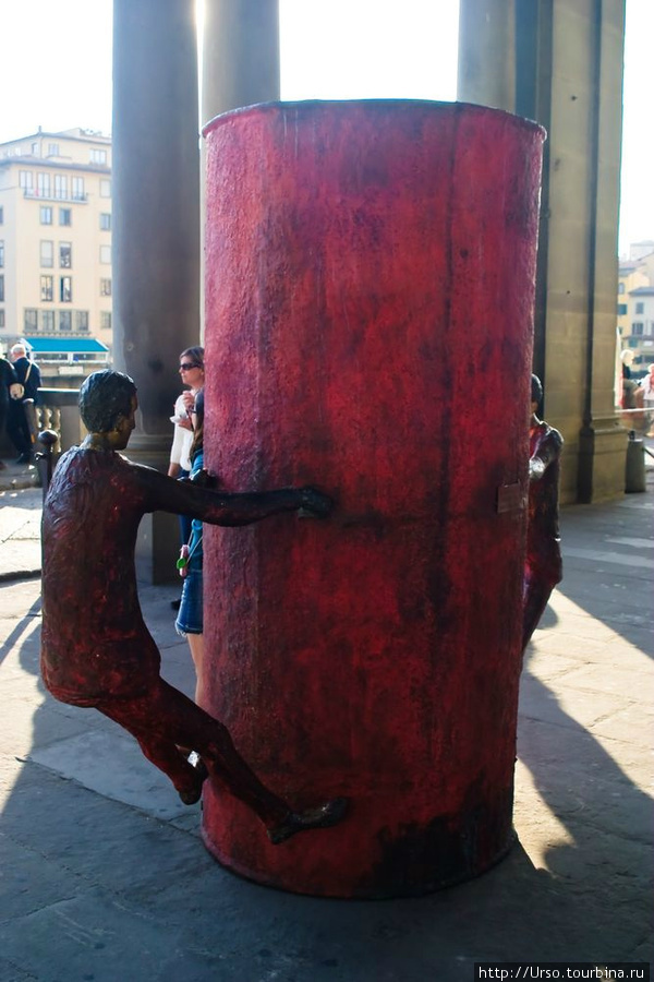 При выходе на набережную наткнулись на странную скульптуру. Флоренция, Италия