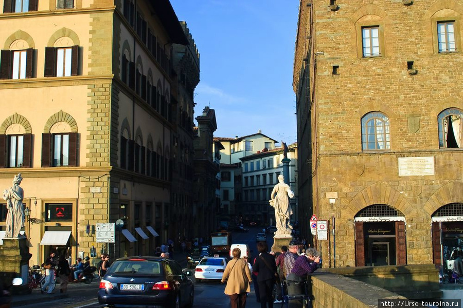 Справа — Palazzo Spini-Ferroni. Впереди слева чуть выступает фасад церкви Santa Trinita. Флоренция, Италия