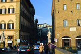 Справа — Palazzo Spini-Ferroni. Впереди слева чуть выступает фасад церкви Santa Trinita.