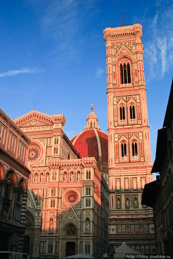 Кампанилла Джотто (Campanile di Giotto) и Santa Maria del Fiore (Duomo di Firenze). На заднем плане — cupola del Brunelleschi. Флоренция, Италия