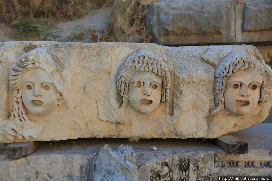 театральные маски, высеченные в камне Демре, Турция