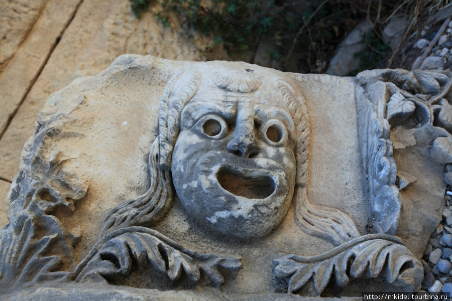 театральные маски, высеченные в камне Демре, Турция