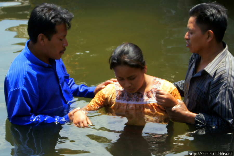 Крещение погружением в воду Сантьяго Атитлан, Гватемала