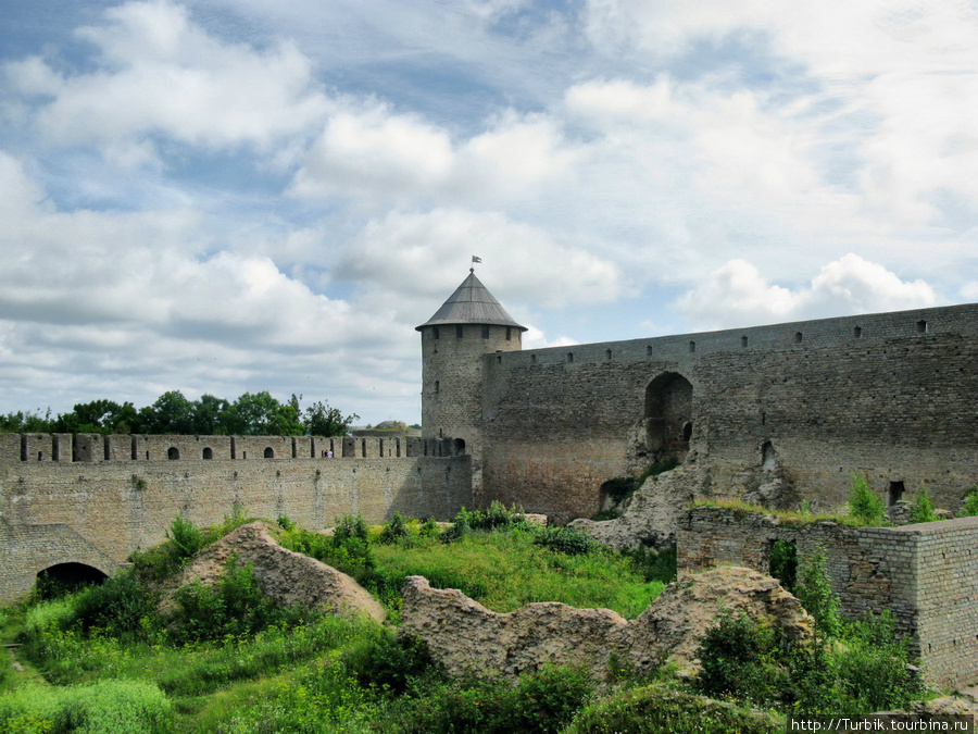 Воротная башня и развалины самой старой части крепости Ивангород, Россия
