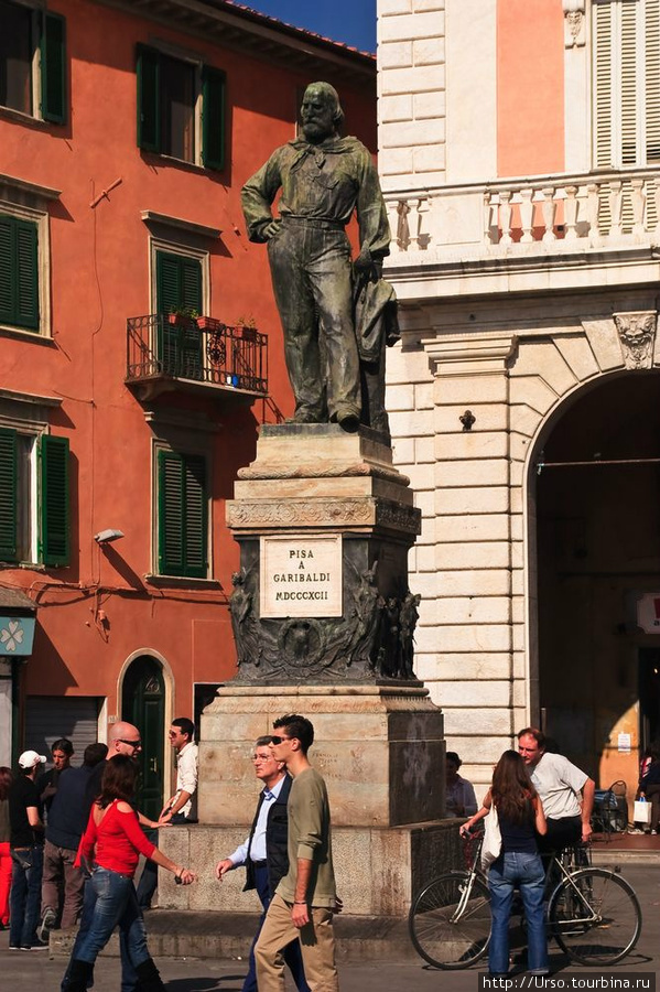 Памятник Гарибальди на одноимённой площади. Пиза, Италия