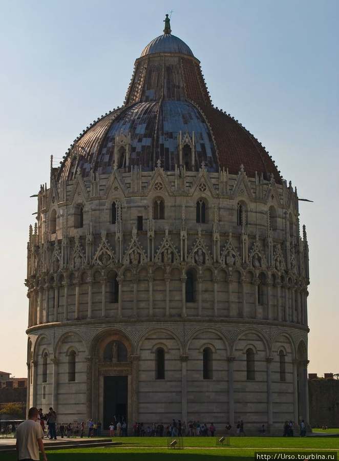 Баптистерий (Battistero di San Giovanni) – крестильня. Начало строительства – 12 век, строили вместе с собором в течении следующих двух веков. Пиза, Италия