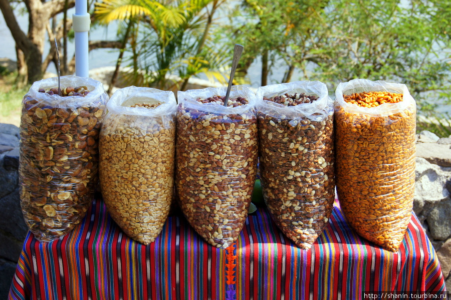 Орехи на набережной у порта Панахачель, Гватемала