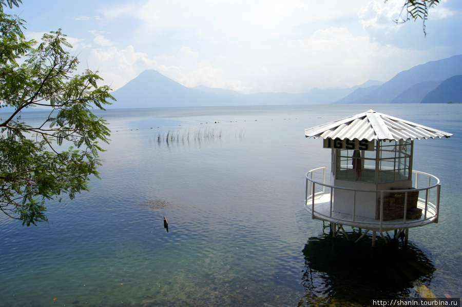 Беседка на озере Атитлан Панахачель, Гватемала