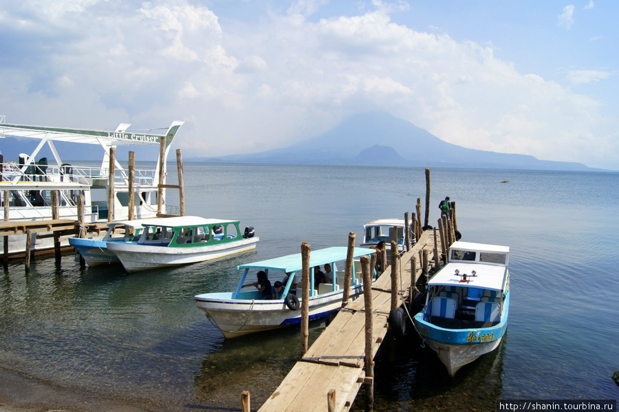 При стань на берегу озера Атитлан Панахачель, Гватемала