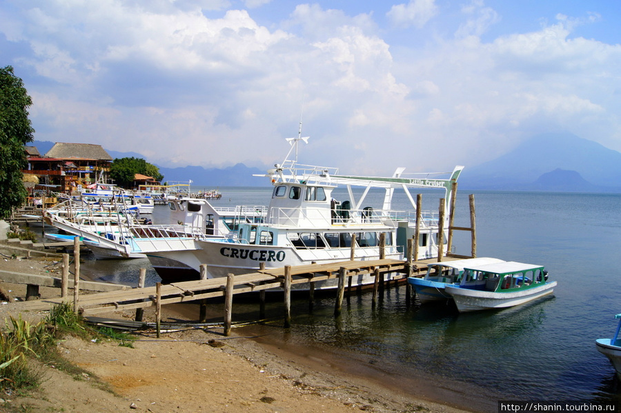 На берегу озера Атитлан в Пагнахачеле Панахачель, Гватемала