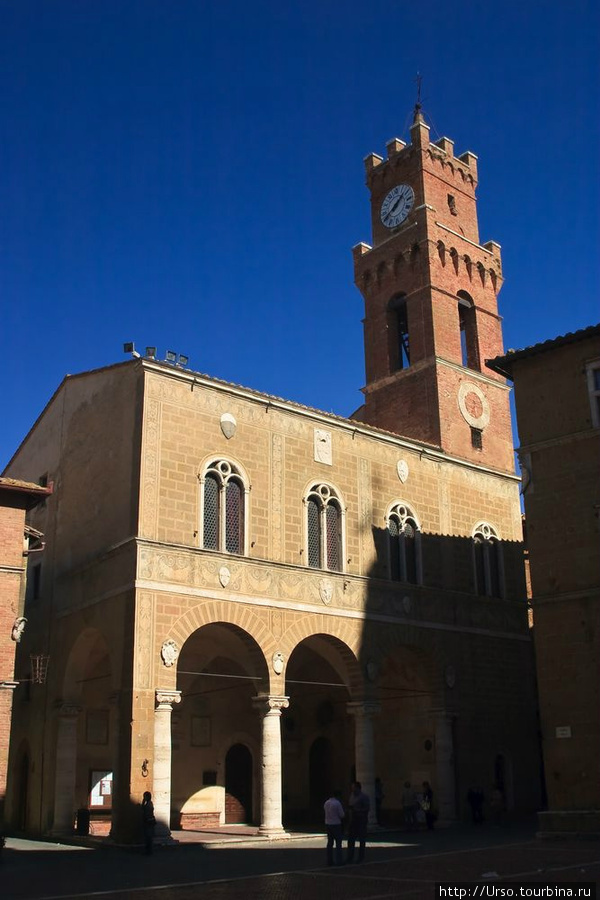 Ратуша (Палаццо Комунале), возведённая Росселино к 1463 году, целиком из камня-травертина, за исключением двухъярусной, с зубцами, Часовой башни, сложенной из кирпича.
Ратуша запоминается элегантным глубоким портиком нижнего этажа и лёгкими окнами-бифоре на втором этаже. Пьенца, Италия