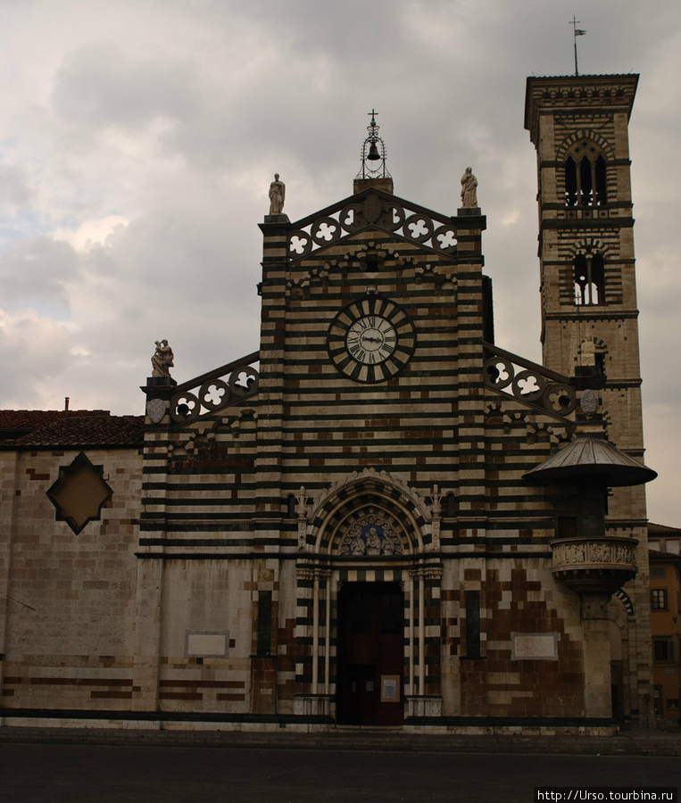 Кафедральный собор. Впервые упоминается в 10-м веке как церковь Санто Стефано. Сегодняшняя церковь построена в 12 веке, колокольня сооружена позднее, в 1356 г. Прато, Италия