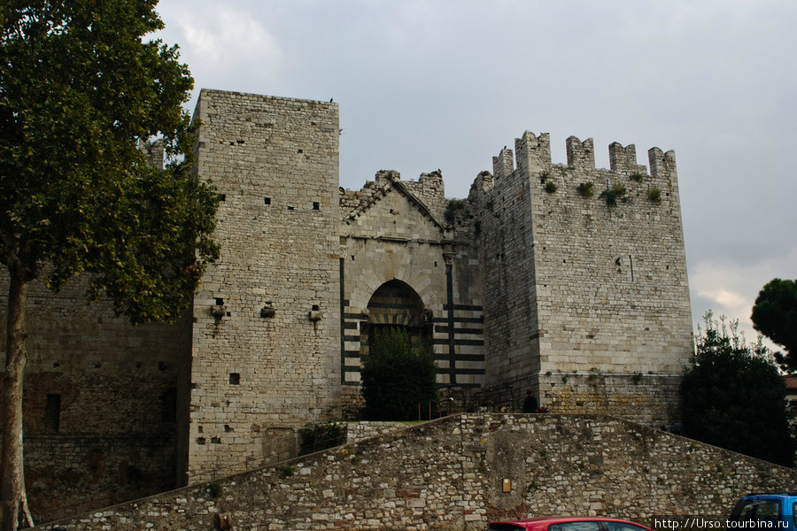 Императорский замок.
Заложен был в 1240 году, во рвемя правления Фредерика II, на месте крепости семьи Альберти.
В 1930 году большая часть была разрушена, и замок приобрел теперешний вид. Прато, Италия