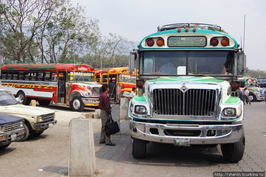 Стоянка автобусов у центральной площади Солола, Гватемала
