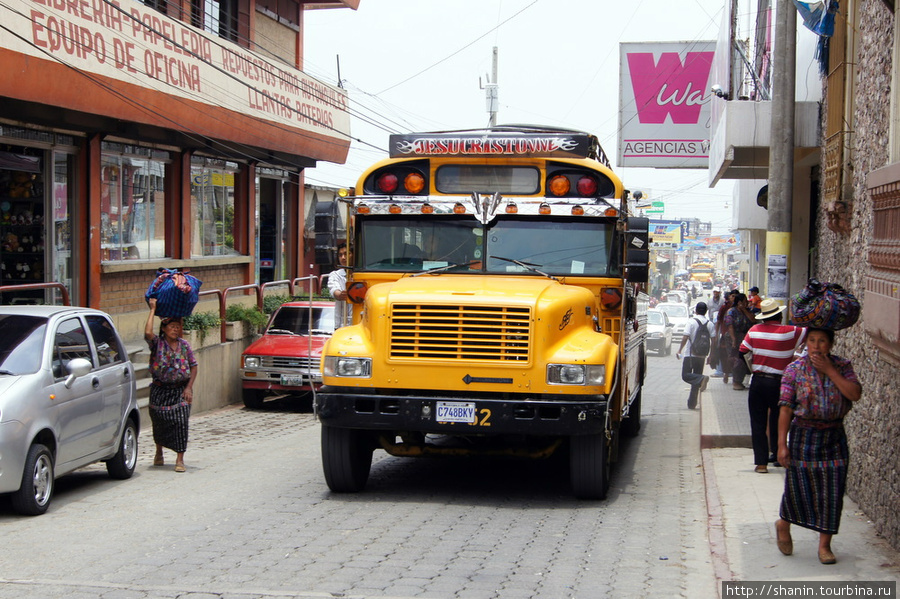 Автобус на узкой улице в Сололе Солола, Гватемала