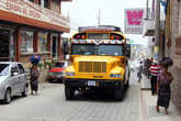 Автобус на узкой улице в Сололе