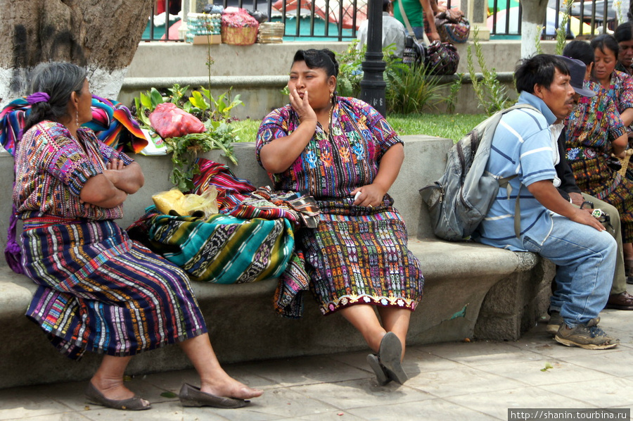 Торговки отдыхают на лавочке на центральной площади Солола, Гватемала