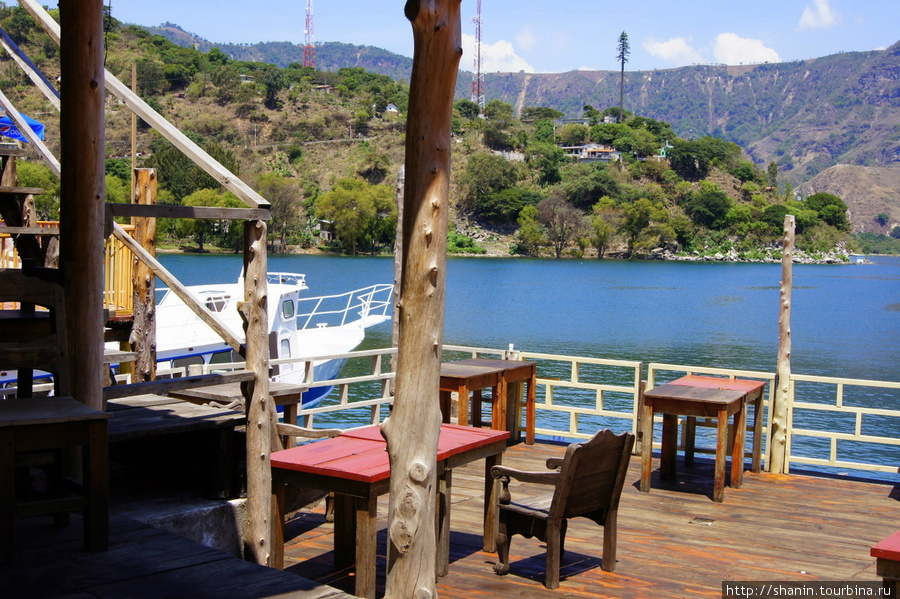 Кафе на берегу озера Атитлан Сан-Педро-ла-Лагуна, Гватемала
