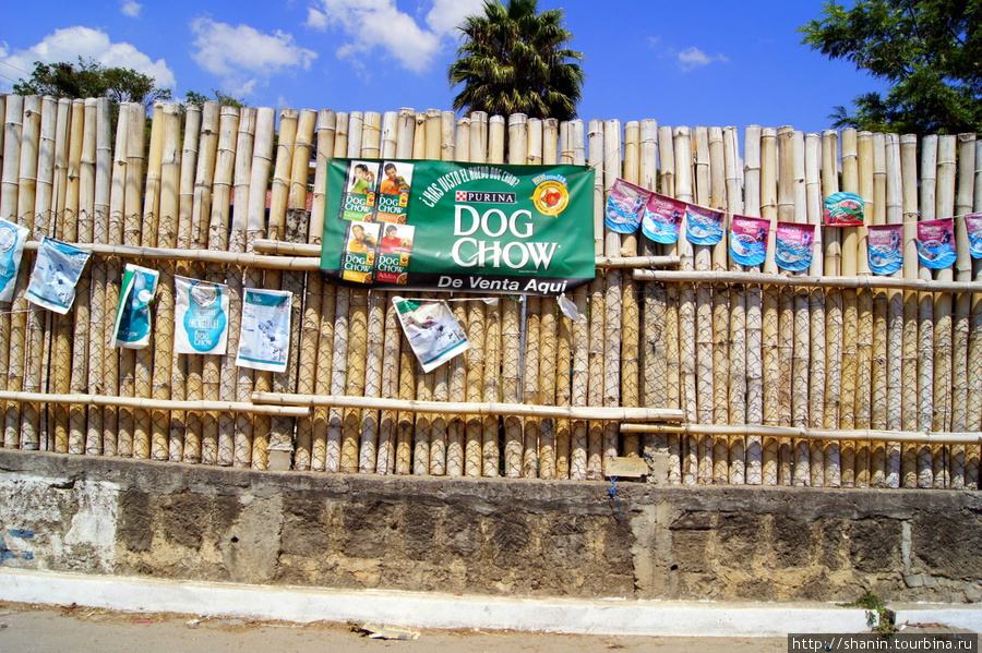 Забор с рекламой Сан-Педро-ла-Лагуна, Гватемала