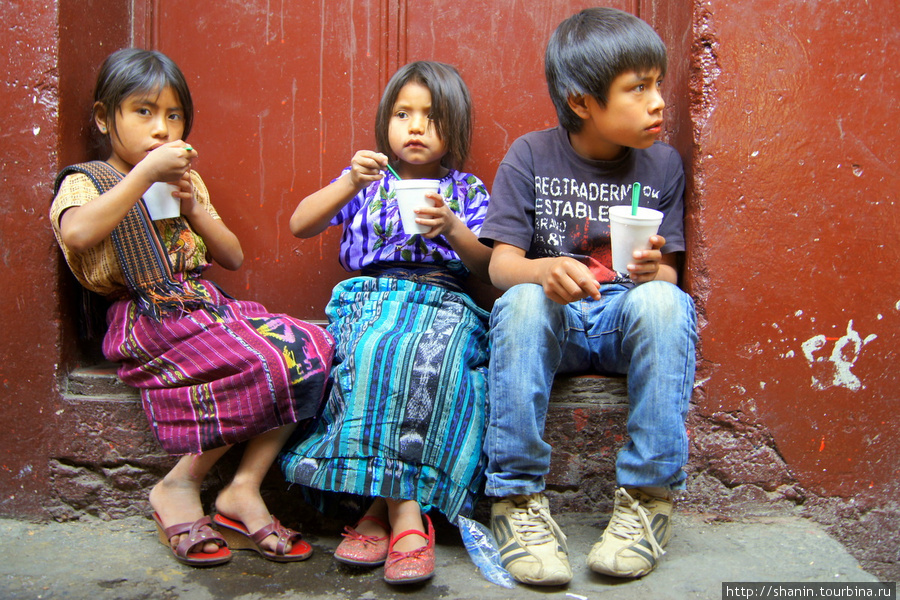 Дети у двери Сантьяго Атитлан, Гватемала