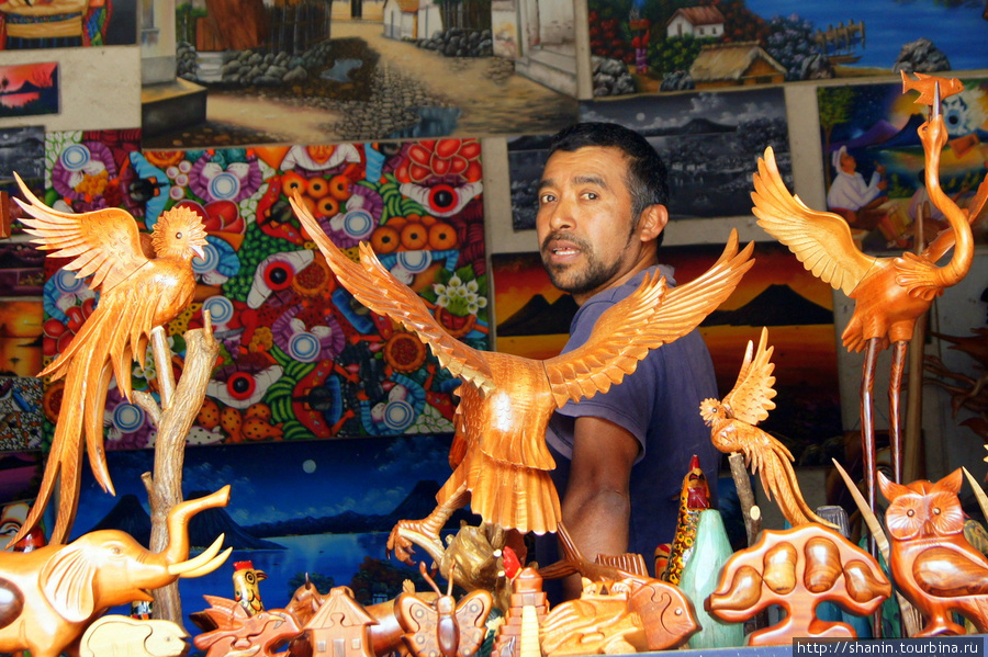 Торговец сувенирами в Сантьяго Сантьяго Атитлан, Гватемала