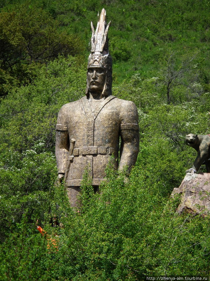 статуя Золотого человека Тургень, Казахстан