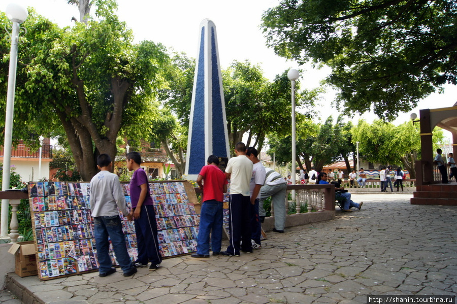 В Апанеке на центральной площади Апанека, Сальвадор