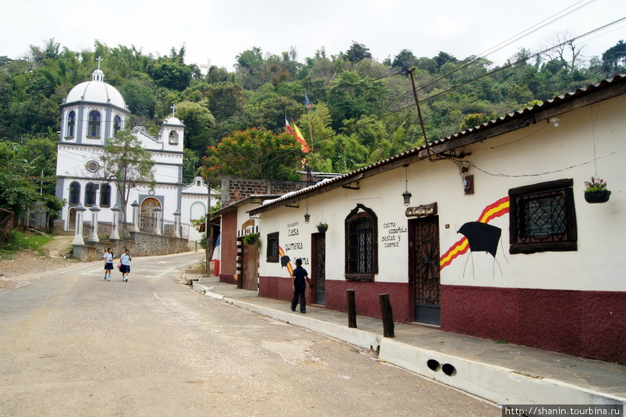 Дорога к церкви в Атако Концепсьон-де-Атако, Сальвадор