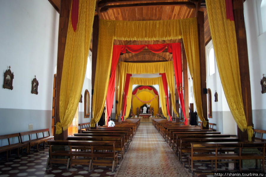 В главном храме Ауачапана Ауачапан, Сальвадор