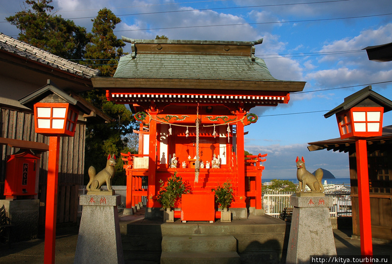 В святилище Utono Inarisha Усуки, Япония