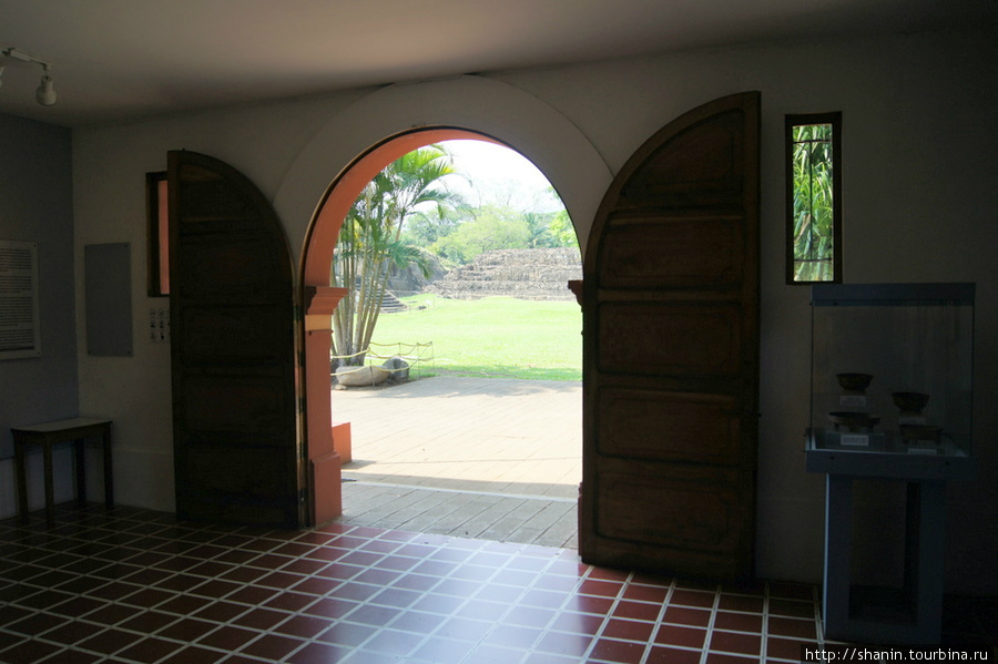 В музее на руинах Тазумала Чалчуапа, Сальвадор