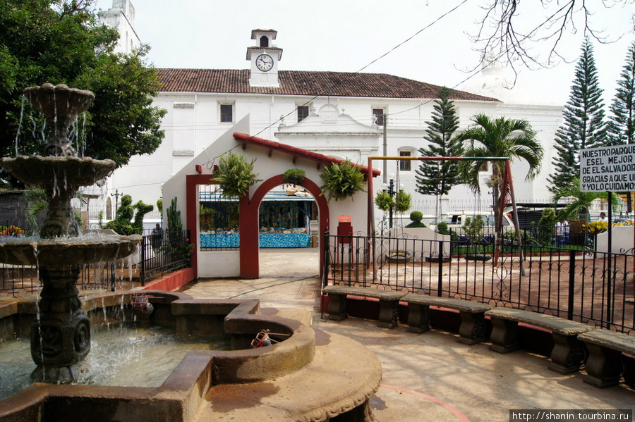 Фонтан и церковь Чалчуапа, Сальвадор