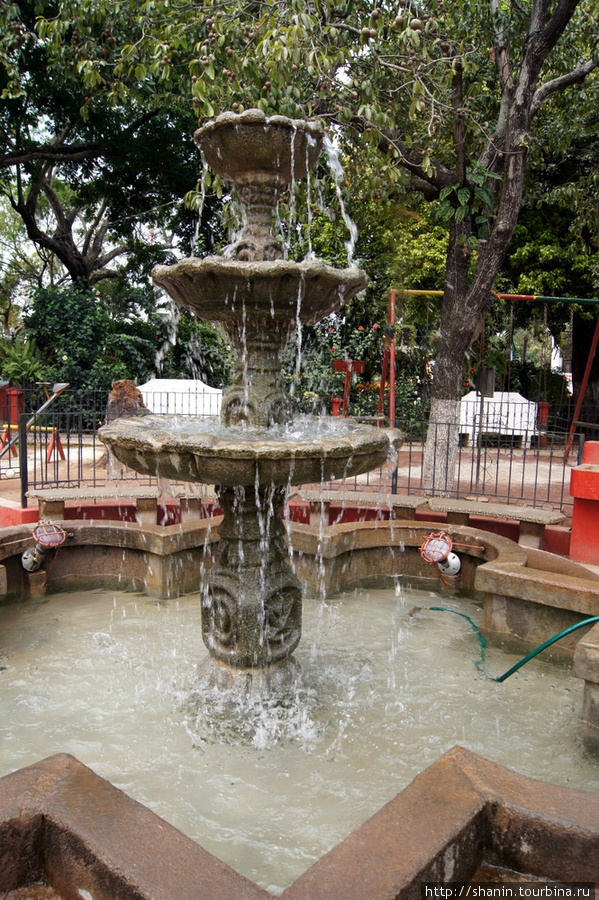 В центральном парке есть и работающий фонтан Чалчуапа, Сальвадор