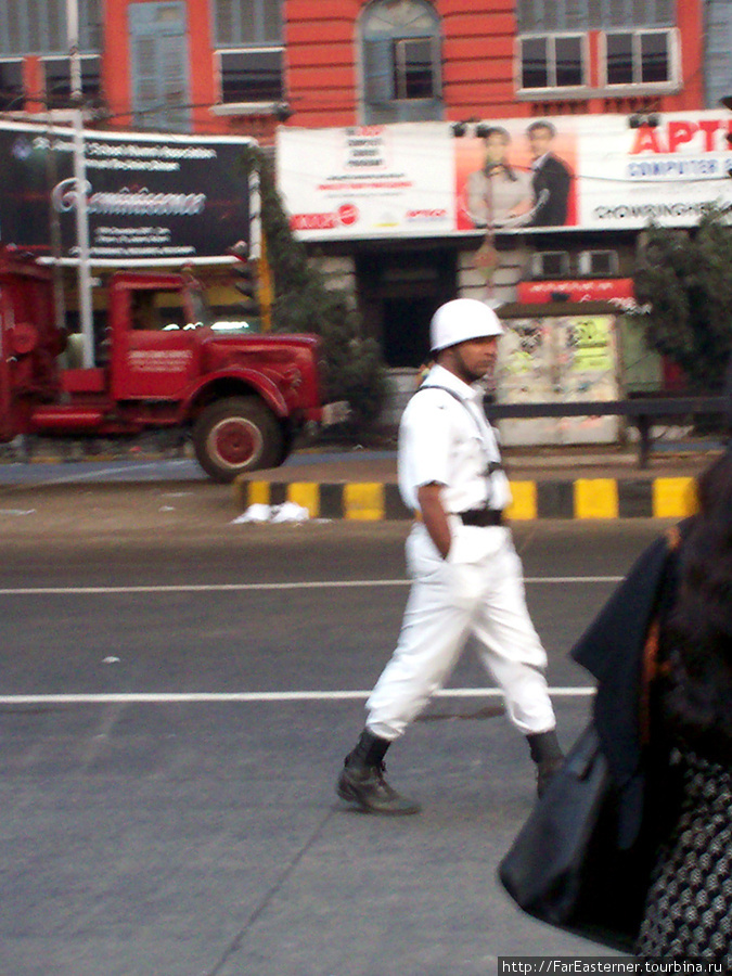 Калькуттские гаишники все в белом. Калькутта, Индия