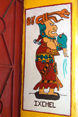 Бог индейцев-майя — рисунок на стене у входа на руины