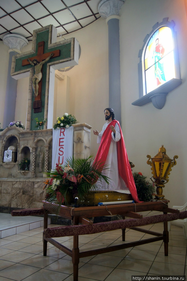 В церкви в Чалчуапе Чалчуапа, Сальвадор