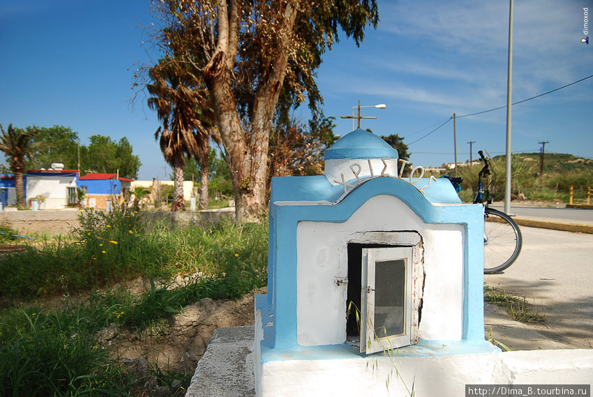 На пересечении дорог греки часто ставят домик-церквушку для икон и лампад. У нас тоже была такая традиция. Остров Кос, Греция