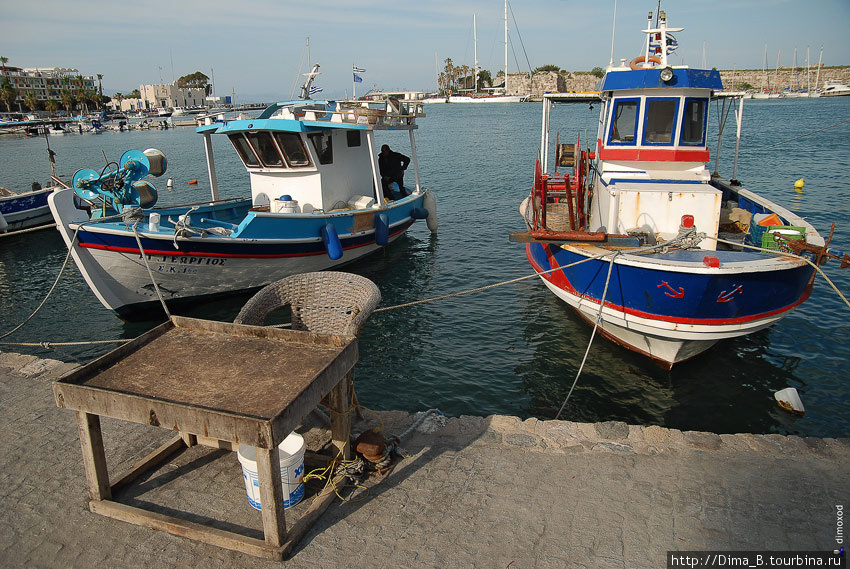 На набережной стоят столики, где рыбаки могут сразу продать свой улов. Зачастую рыба еще живая. Остров Кос, Греция