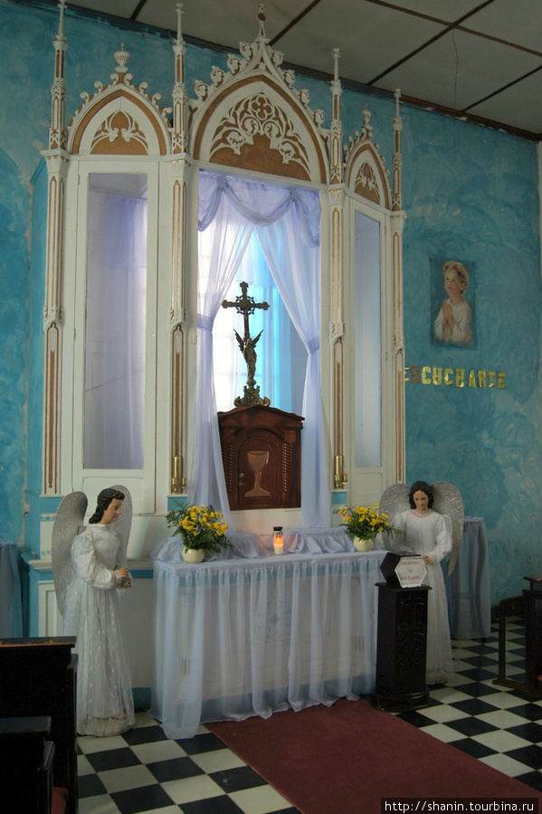 В церкви в Хуаюа Juayùa, Сальвадор