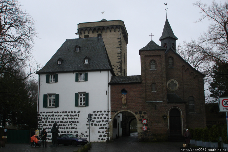 Главными воротами города были Рейнские ворота, расположенные на северной стороне рядом с Рейнской, или Таможенной, башней, построенной в 1388. Шестиэтажная квадратная башня имеет высоту 26 м, длина стороны 9,5 м. Рядом с башней, слева от ворот, находится таможенный дом, справа — привратная часовня. Цонс, Германия