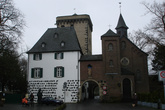 Главными воротами города были Рейнские ворота, расположенные на северной стороне рядом с Рейнской, или Таможенной, башней, построенной в 1388. Шестиэтажная квадратная башня имеет высоту 26 м, длина стороны 9,5 м. Рядом с башней, слева от ворот, находится таможенный дом, справа — привратная часовня.