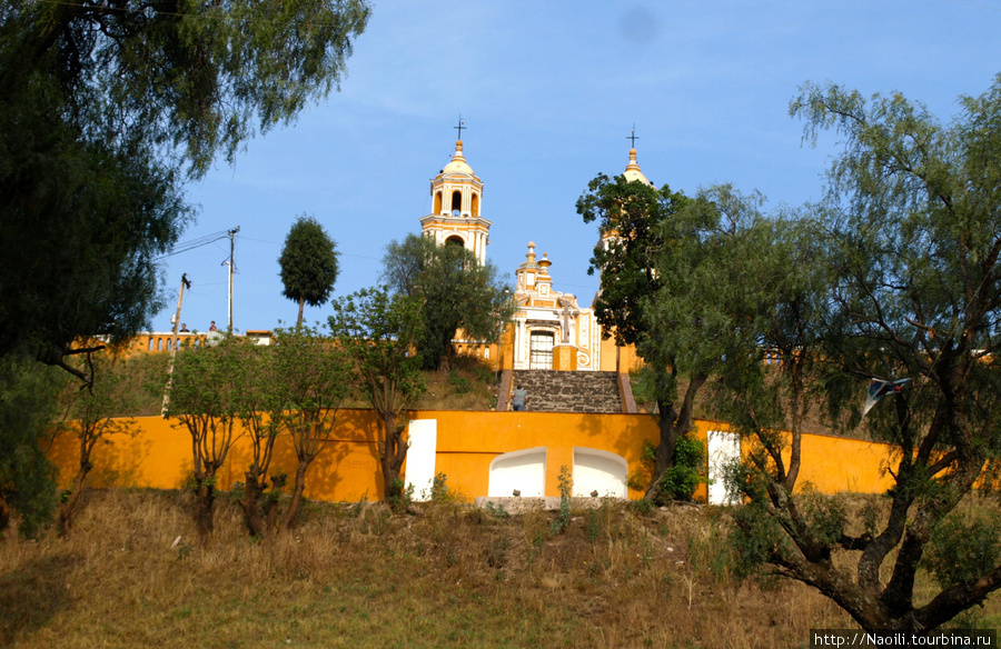 Церковь Святой Девы Ремедиос на вершине пирамиды толтеков. Чолула, Мексика