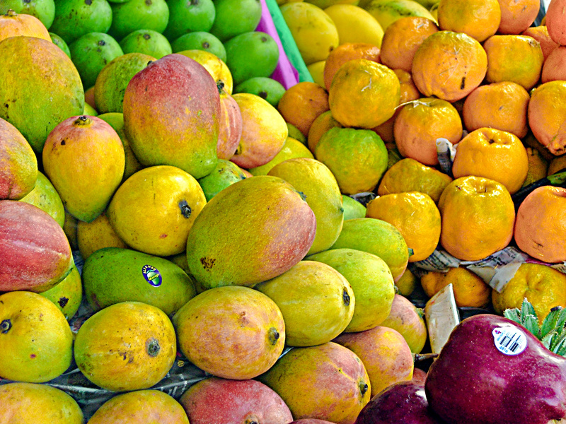 Разные сорта манго. Вкуснота!!! Попробовали 2 вида и поняли, что с манго в наших магазинах не имеют ничего общего :) Индия