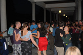 Вечерами люди танцуют прямо на улицах