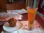Завтрак из лимонного чая со льдом и маффина в Баристе на Парк стрит