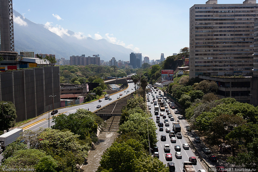Несмотря на довольно развитую сеть городских магистралей, несчастные автовладельцы стоят в пробке. Каракас, Венесуэла