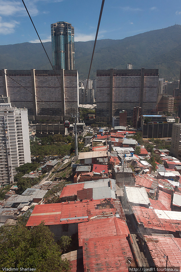 Фуникулер — самый безопасный способ заглянуть на самое дно — в трущобы Каракаса! Каракас, Венесуэла