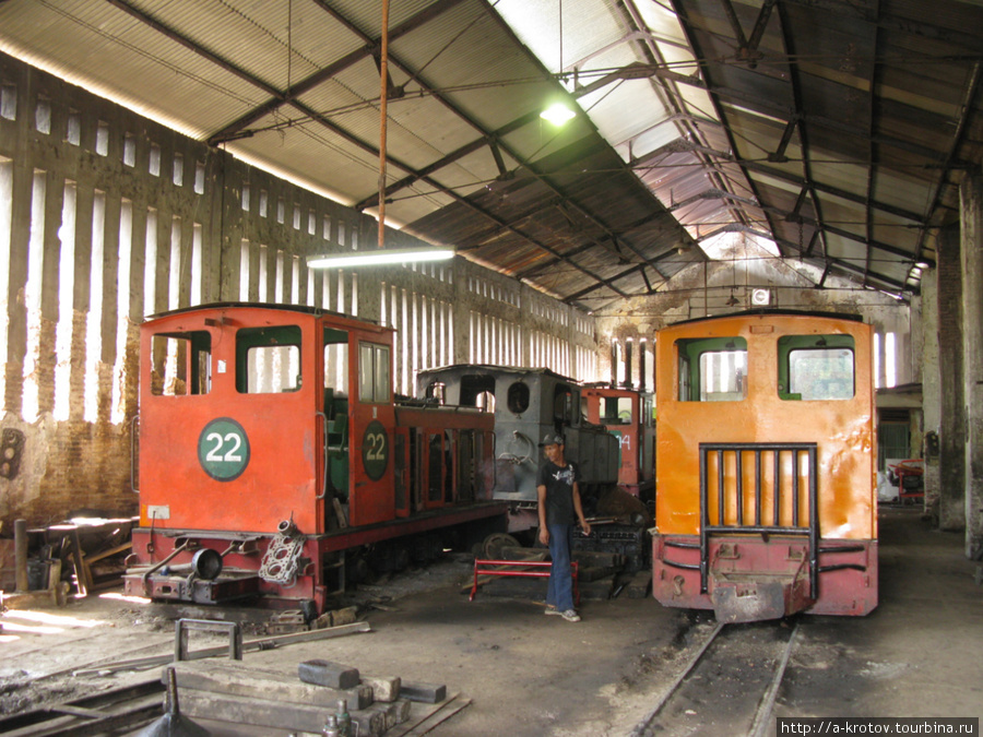 Есть несколько более современных локомотивов Пекалонган, Индонезия